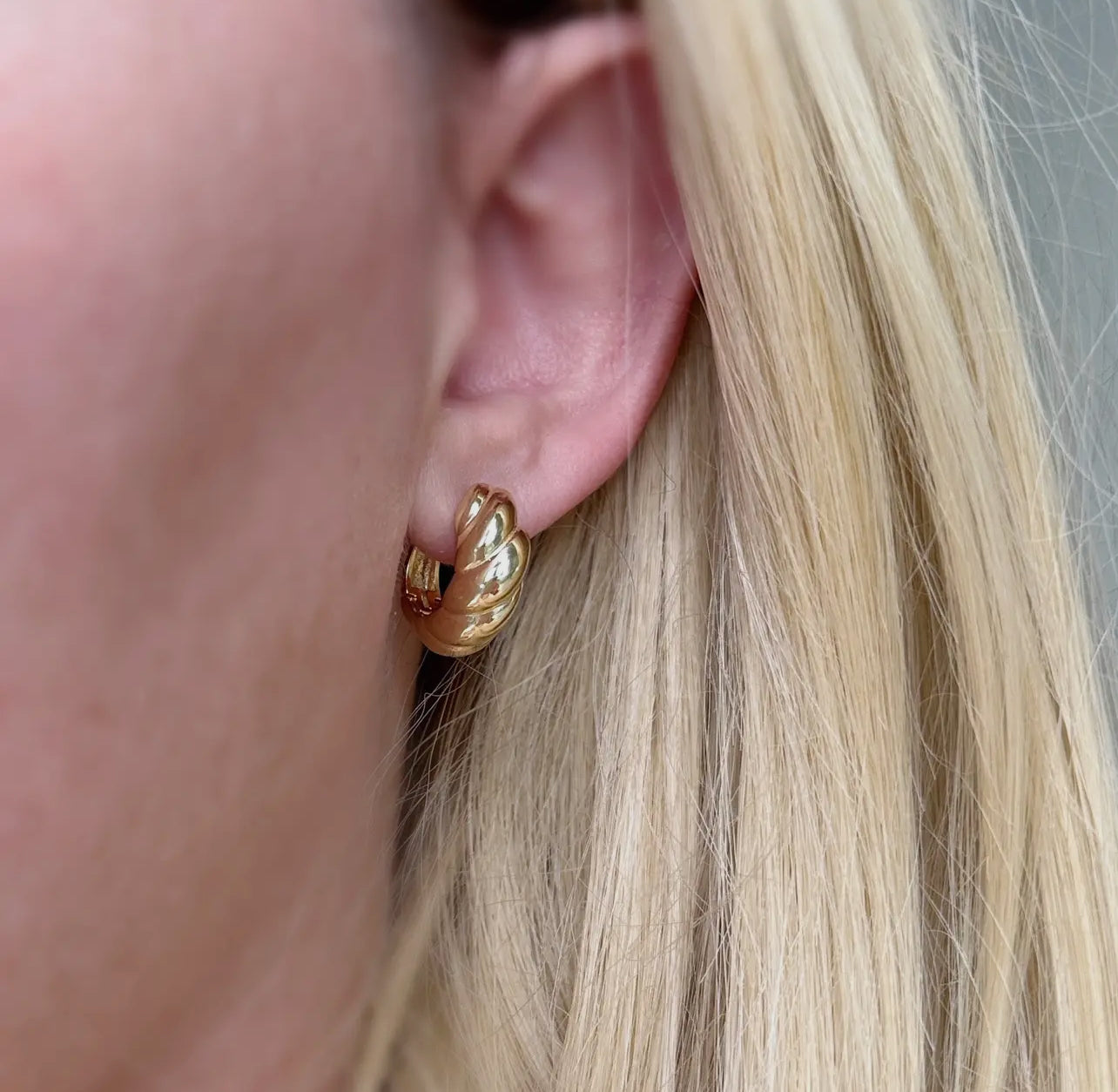 Gloria Croissant Clicker Earring Hoop